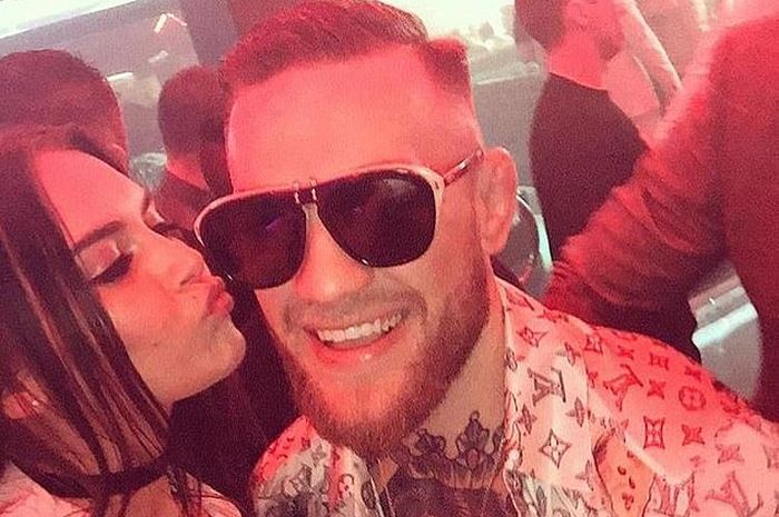 Foto pertemuan dengan Conor McGregor yang dijadikan bukti oleh Terri Murray.