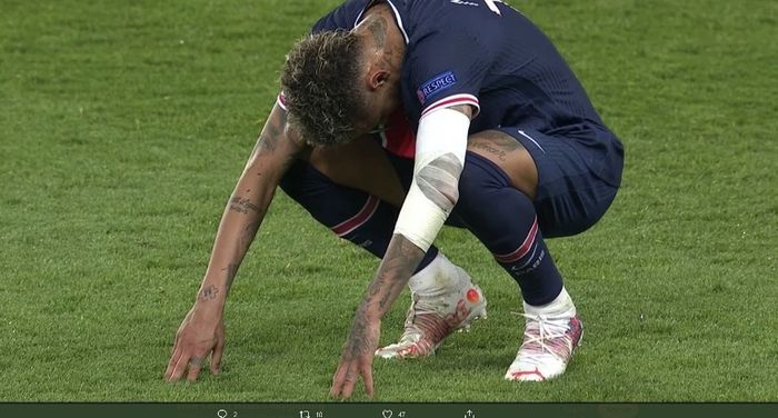 Ekspresi kecewa Neymar usai PSG kalah 1-2 dari Manchester City pada leg pertama semifinal Liga Champions 2020-2021.