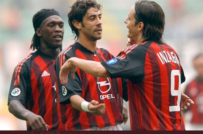 Rui Costa (tengah) saat membela AC Milan.