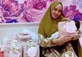 Baru Usia 12 Hari, Bayi Pertama Kartika Putri Sudah Bisa Sujud Salat