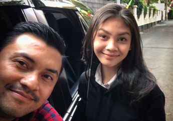 7 Putri Seleb Ini Punya Wajah yang Plek-Plek Mirip Sang Ayah. Terbukti Anak Ayah Banget!