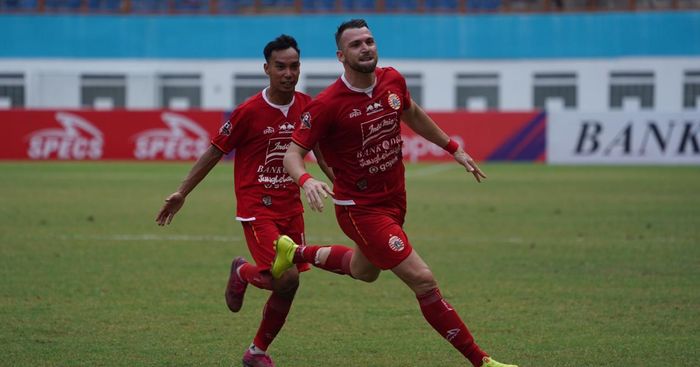 Penyerang Persija Jakarta, Marko Simic, melakukan selebrasi usai berhasil mencetak gol kala menghadapi Borneo FC di Stadion Wibawa Mukti, Bekasi pada Senin (11/11/2019).