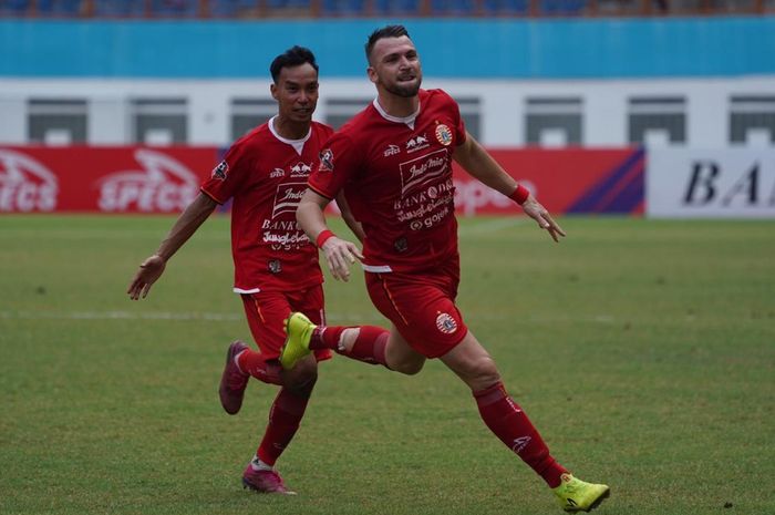 Penyerang Persija Jakarta, Marko Simic, melakukan selebrasi usai berhasil mencetak gol kala menghadapi Borneo FC di Stadion Wibawa Mukti, Bekasi pada Senin (11/11/2019).