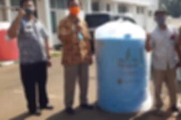 Penyerahan secara simbolis oleh perwakilan Penguin Indonesia kepada Kepala Bappeda Karawang.