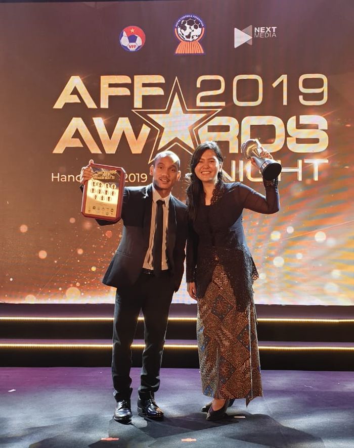 Pemain timnas Indonesia, Riko Simanjuntak (kiri) dan Sekretaris Jenderal PSSI, Ratu Tisha Destria (kanan) dalam acara AFF Awards 2019 di Hanoi, Vietnam, Jumat (8/11/2019).