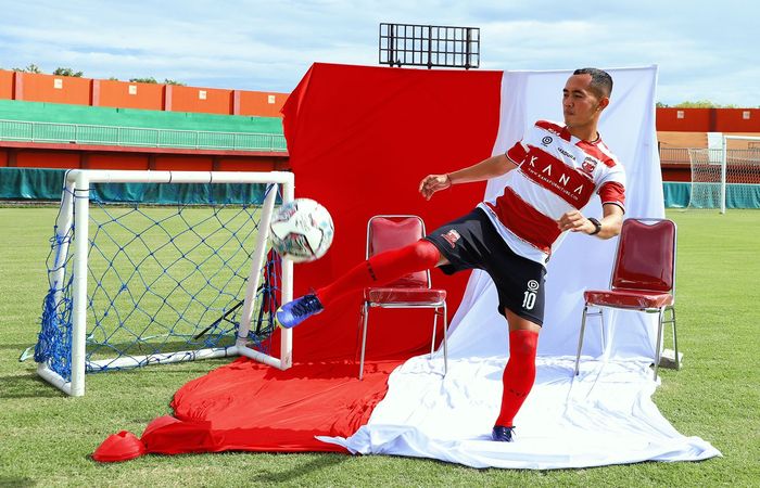 Slamet Nurcahyo lakukan perkenalan dengan jersey Madura United untuk Liga 1 musim 2022-2023