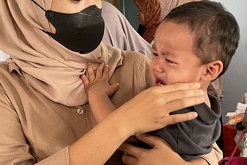 Bolehkah mengalihkan perhatian anak yang sedang menangis di tempat umum?