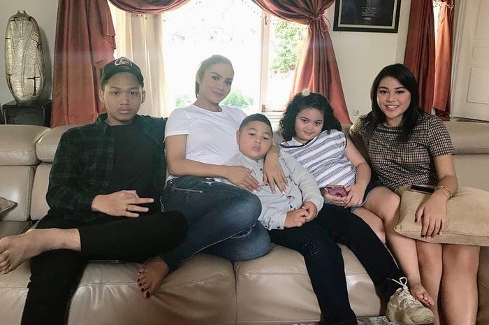 Krisdayanti dan keempat anaknya