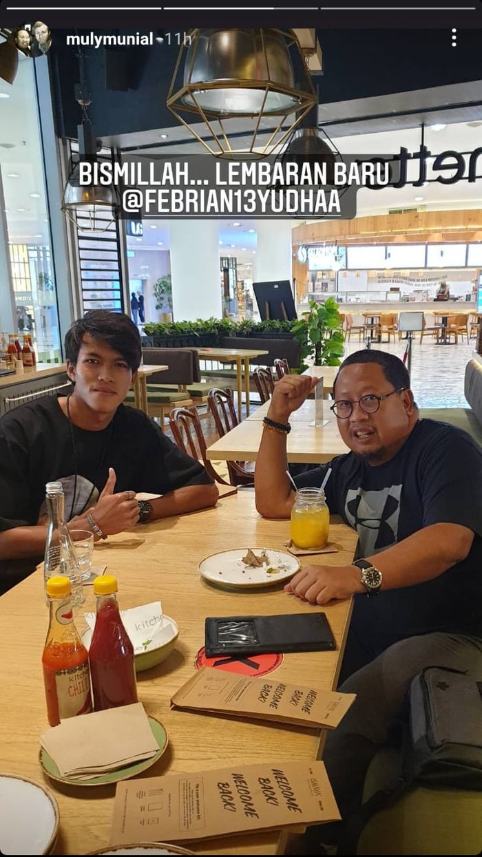 Unggahan Instagram story agen sepakbola, Muly Munial, bersama mantan pemain timnas U-19 Indonesia, Yudha Febrian.