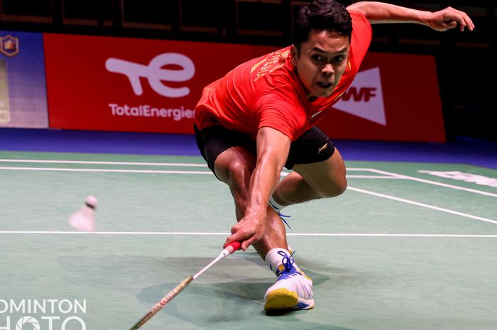 Pemain tunggal putra Indonesia, Anthony Sinisuka Ginting, saat bertanding melawan wakil NFBR (Rusia), Ivan Sozonov, dalam pertandingan penyisihan Grup C Sudirman Cup 2021 di Energiaa Arena, Vantaa, Finlandia, Minggu (26/9/2021).