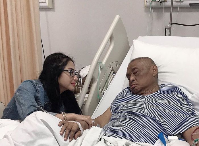Di tengah kesibukan, Dewi Perssik sempatkan temani sang ayah yang hanya mau tidur jika ditemani dirinya.