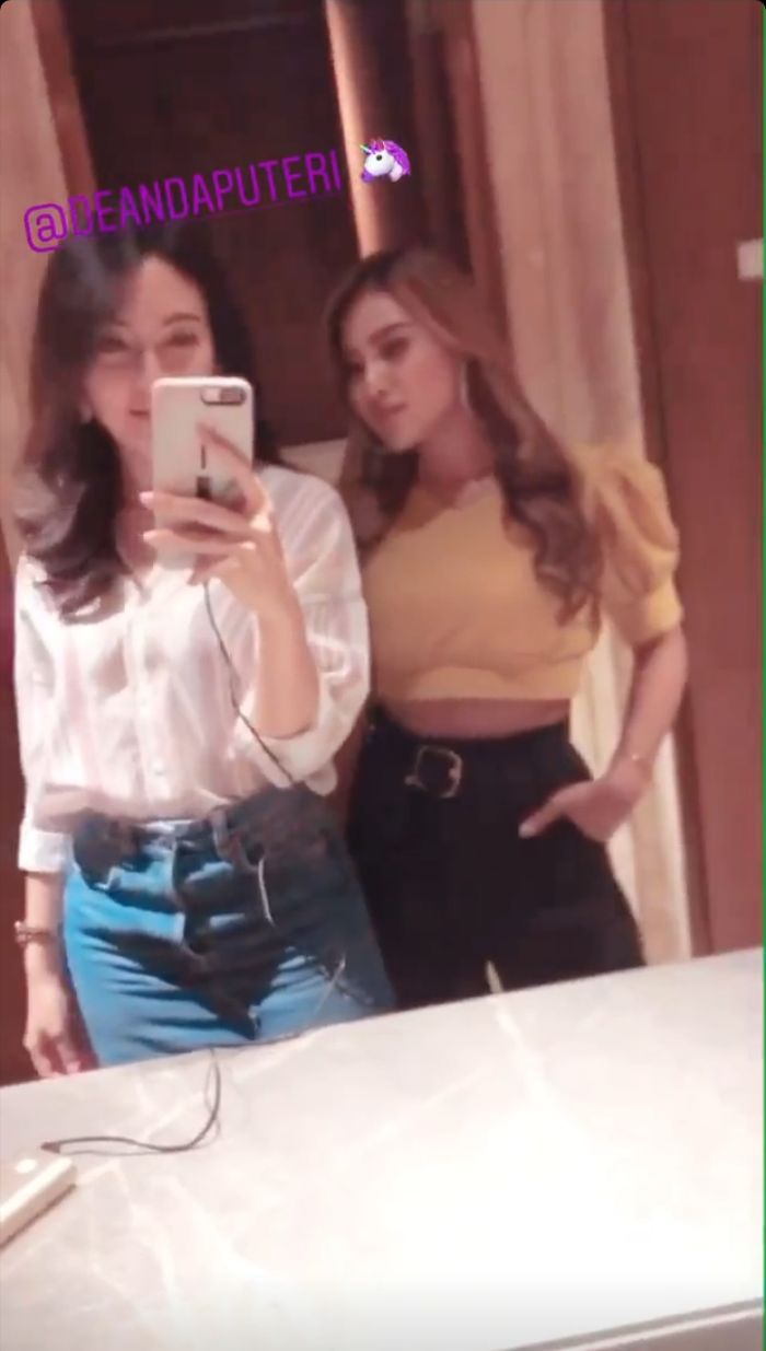 Penampilan Aurel Hermansyah saat tampil modis ketika selfie di depan cermin