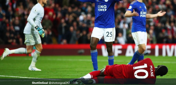 Penyerang Liverpool, Sadio Mane, tersungkur di dalam kotak penalti Leicester City ketika bertanding dalam laga Liga Inggris pekan kedelapan pada Sabtu (5/10/2019) di Stadion Anfield.
