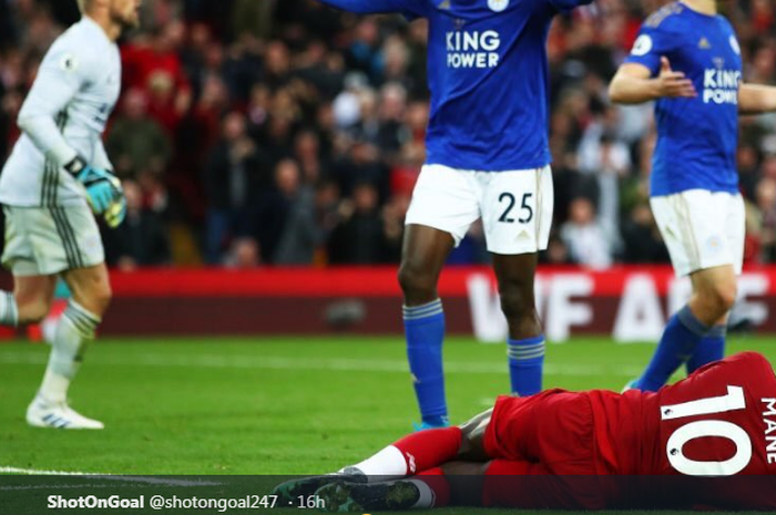 Penyerang Liverpool, Sadio Mane, tersungkur di dalam kotak penalti Leicester City ketika bertanding dalam laga Liga Inggris pekan kedelapan pada Sabtu (5/10/2019) di Stadion Anfield.
