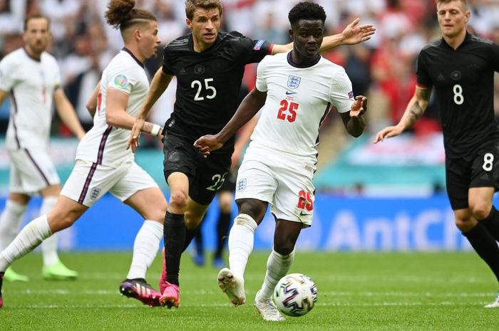 Duel antara Thomas Mueller dan Bukayo Saka saat timnas Inggris dan timnas Jerman bentrokdi EURO 2020 yang berlangsung di Stadion Wembley pada 29 Juni 2021