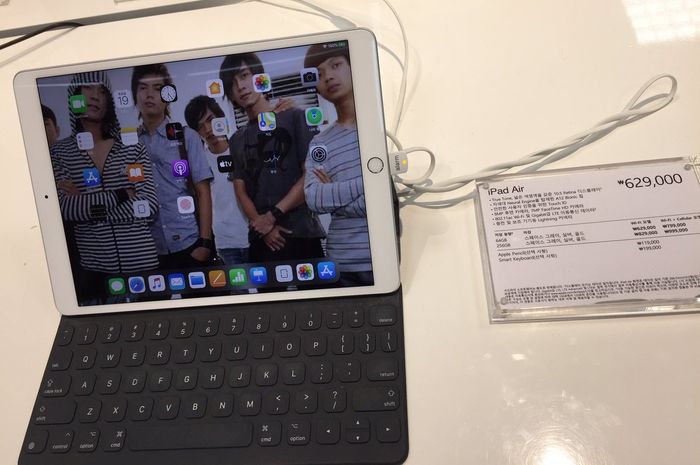 TWITTER/ARIEOZ
Foto Kangen Band dalam display iPad Air di Apple Store Korea.