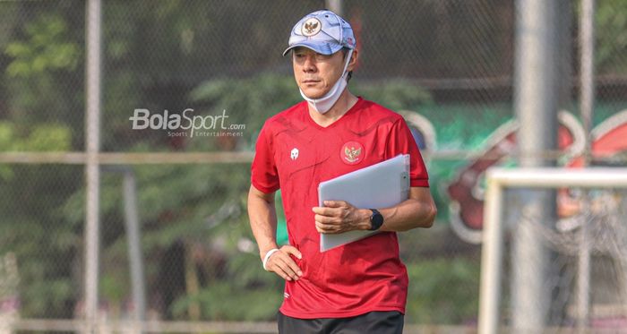 Pelatih timnas Indonesia, Shin Tae-yong, sedang mengamati para pemainnya dalam sesi latihan di Lapangan G (Panahan), Senayan, Jakarta, 2 Oktober 2021.