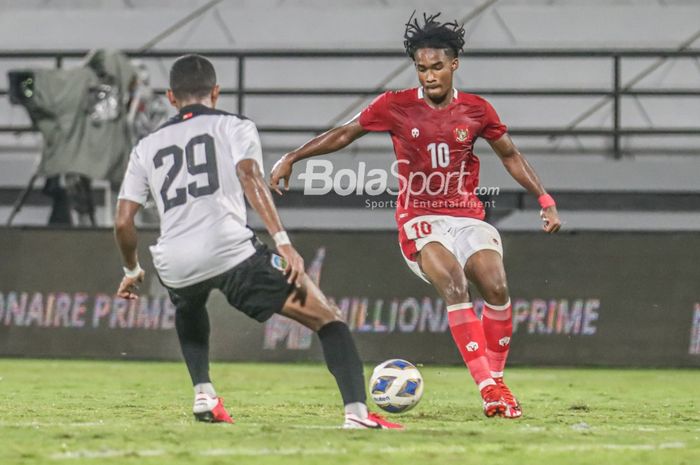 Pemain sayap kanan timnas Indonesia, Ronaldo Kwateh (kanan), sedang menguasai bola di Stadion Kapten I Wayan Dipta, Gianyar, Bali, 27 Januari 2022.