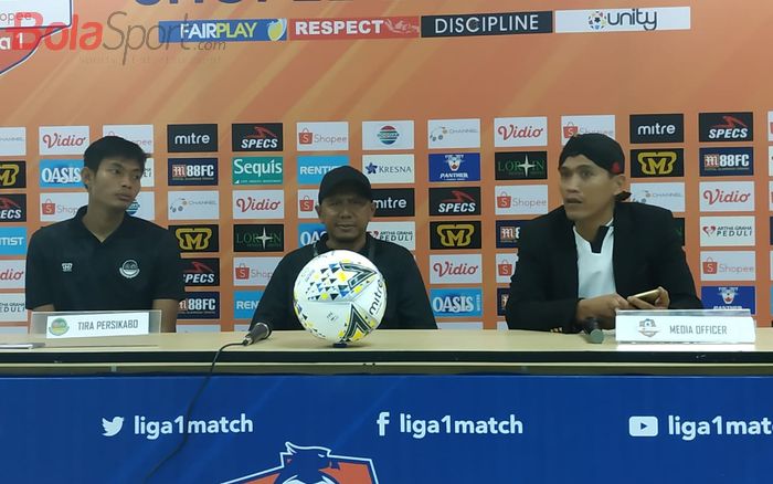 Pemain dan pelatih Tira Persikabo, Vava Mario Yagalo serta Rahmad Darmawan saat memberikan keterangan pers seusai laga kontra PSM Makassar, Rabu (29/5/2019).