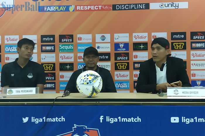 Pemain dan pelatih Tira Persikabo, Vava Mario Yagalo serta Rahmad Darmawan saat memberikan keterangan pers seusai laga kontra PSM Makassar, Rabu (29/5/2019).