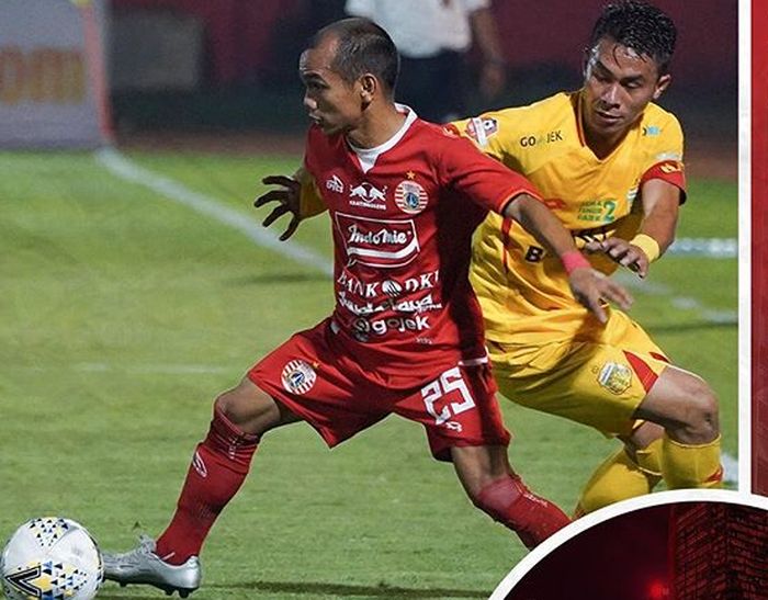 Winger Persija Jakarta, Riko Simanjuntak, mendapatkan pengawal ketat dari bek sayap Bhayangkara FC pada laga pekan ke-30 Liga 1 2019.