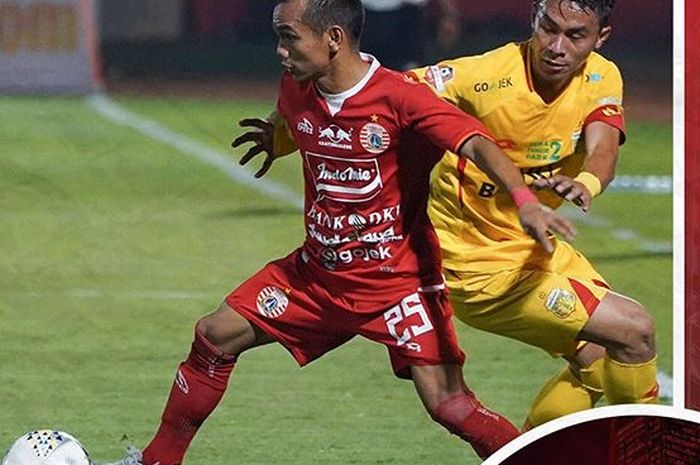 Winger Persija Jakarta, Riko Simanjuntak, mendapatkan pengawal ketat dari bek sayap Bhayangkara FC pada laga pekan ke-30 Liga 1 2019.