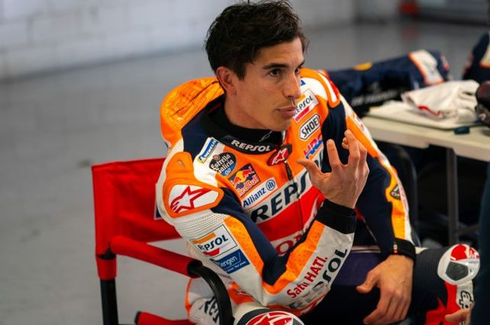 Pembalap Repsol Honda, Marc Marquez, berbicara kepada kru ketika menjalani tes privat di Sirkuit Catalunya, Spanyol, 16 Maret 2021.