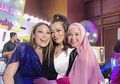 Keasyikan Joget di Pesta Ayu Dewi, Chacha Frederica Sampai Tak Sadar Jilbabnya Lepas, Kena Sindir Ussy Sulistiawaty