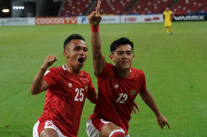 Pemain timnas Indonesia, Irfan Jaya (kiri) dan Pratama Arhan berselebrasi merayakan gol ke gawang Malaysia.