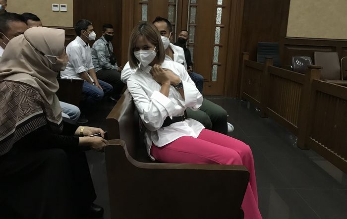 Nia Ramadhani dan Ardi Bakrie saat sidang penyalahgunaan narkoba di Pengadilan Negeri Jakarta Pusat, Kamis (16/12/2021).