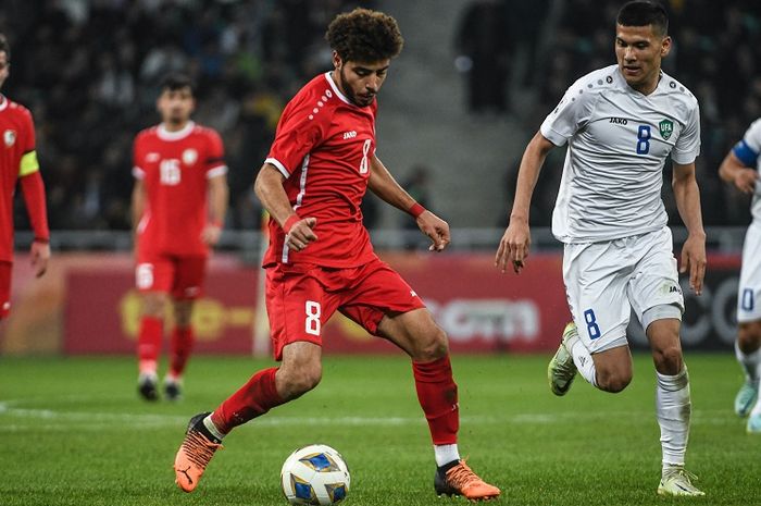 Pemain Suriah, Mahmoud Nayef (jersey merah) saat melawan Uzbekistan di Piala Asia U-20 2023.
