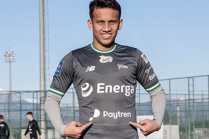 Egy Maulana Vikri menunjukkan logo PayTren di Jersey Lechia Gdansk musim 2019-2020.