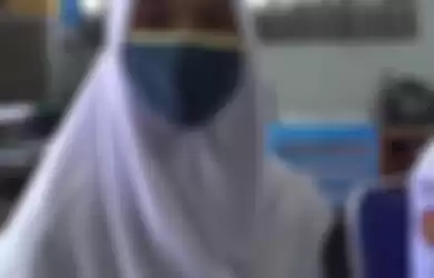 Elizabet Anggelia Zega, siswi non-muslim di SMKN 2 Padang yang mengaku memakai jilbab karena peraturan dan ingin menyesuaikan diri dengan lingkungan di sekitarnya. 