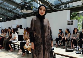 Jadi Tamu Fashion Show, Laudya Cynthia Bella Kenakan Tas dan Gamis Belasan Juta