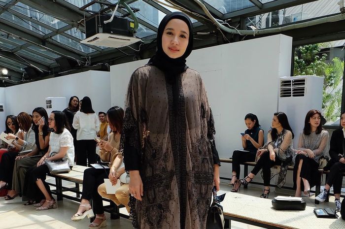 Jadi Tamu Fashion Show, Laudya Cynthia Bella Kenakan Tas 