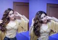 Rambut Handukan dan Pakai Baju Belahan Dada Rendah, Ini Gaya Ayu Ting Ting saat Makan Dodol