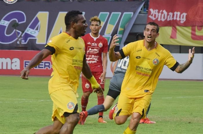 Pemain Semen Padang, Mariando Urobmabin merayakan golnya ke gawang Persija Jakarta, Rabu (16/10/2019).