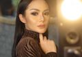 Tampil Anggun Pakai Kebaya Saat Prosesi Siraman Adiknya, Benda yang Melingkar Manis di Jari Krisdayanti Justru Bikin Salfok!