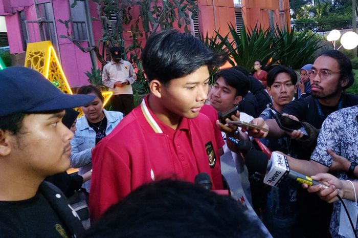 Pemain timnas U-20 Indonesia, Arkhan Kaka saat memberi keterangan kepada awak media di Kawasan FX Sudirman, Jakarta Pusat, Jumat (31/3/2023).