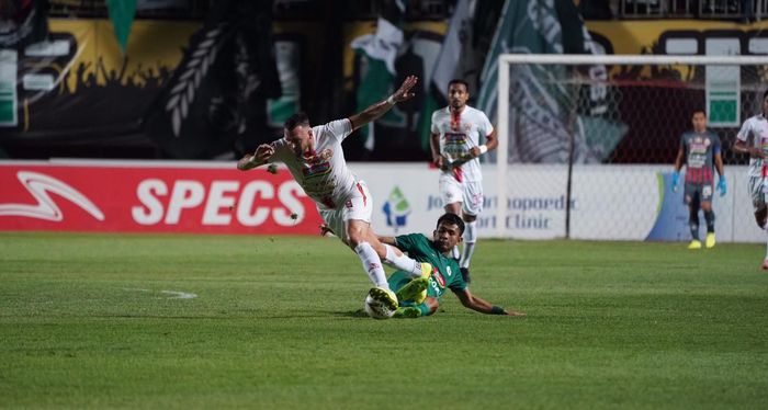 Penyerang Persija Jakarta, Marko Simic mendapat tekel pemain PSS Sleman pada lanjutan Liga 1 2019 pekan ke-24 di Stadion Maguwoharjo, Sleman, Kamis (24/10/2019). 