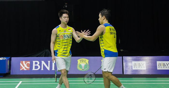 Pasangan ganda putra nomor satu dunia asal Indonesia, Marcus Fernaldi Gideon/Kevin Sanjaya Sukamuljo, melakukan tos di sela pertandingan melawan Pramudya Kusumawardana/Yeremia Erich Yoche Yacob Rambitan pada Simulasi Olimpiade Tokyo 2020 di Hall Pelatnas PP PBSI, Cipayung, Jakarta Timur, Kamis (17/6