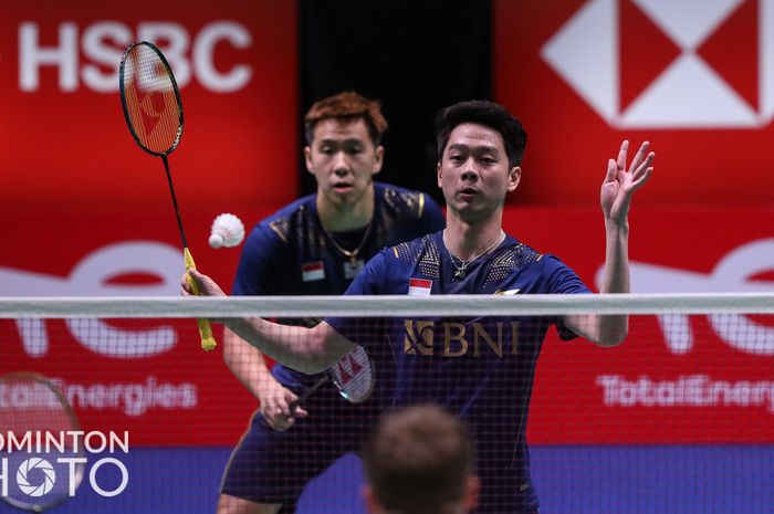 Pasangan ganda putra Indonesia, Marcus Fernaldi Gideon/Kevin Sanjaya Sukamuljo, pada partai pertama laga terakhir Grup C Sudirman Cup 2021 melawan Denmark di Energia Areena, Vantaa, Finlandia, Rabu (29/9/2021).