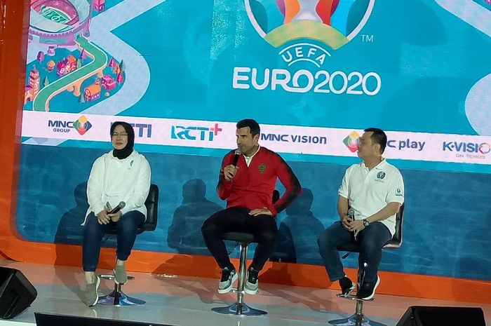 Legenda timans Portugal dan Real Madrid, Luis Figo (tengah), dalam acara konferensi pers MNC Group sebagagi official broadcaster Piala Eropa 2020, Minggu (26/1/2020).