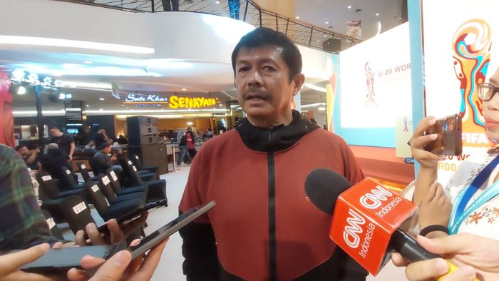 Direktur Teknik PSSI, Indra Sjafri saat menemui awak media di Atrium Mall FX Sudirman, Jakarta, Rabu (8/3/2023). 