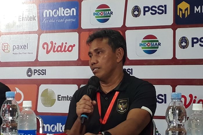 Pelatih timnas U-16 Indonesia, Bima Sakti saat konferensi pers seusai pertandingan melawan Vietnam dalam babak penyisihan terakhir Grup A Piala AFF U-16 2022, di Stadion Maguwoharjo, Sleman, Yogyakarta, Sabtu (6/8/2022).