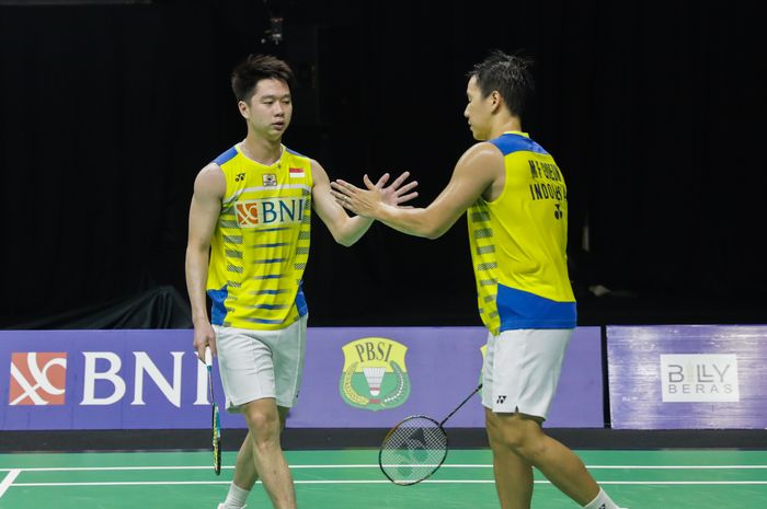 Pasangan ganda putra nomor satu dunia asal Indonesia, Marcus Fernaldi Gideon/Kevin Sanjaya Sukamuljo, melakukan tos di sela pertandingan melawan Pramudya Kusumawardana/Yeremia Erich Yoche Yacob Rambitan pada Simulasi Olimpiade Tokyo 2020 di Hall Pelatnas PP PBSI, Cipayung, Jakarta Timur, Kamis (17/6