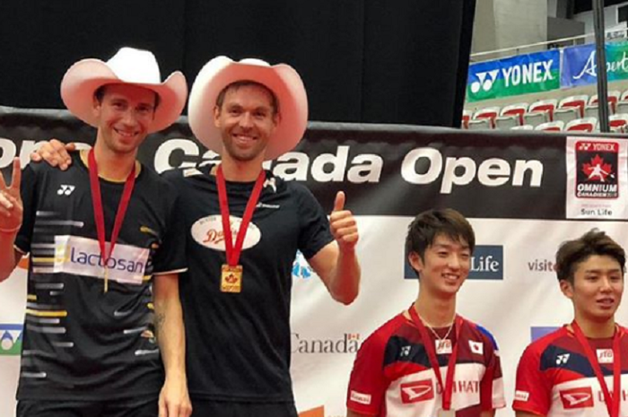 Mathias Boe (kiri) dan Mads Conrad-Petersen saat naik podium juara Canada Open 2019, Minggu (7/7/2019), di Markin-MacPhail Centre, Kanada.