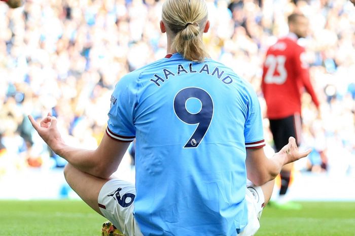 Erling Haaland merayakan gol dalam duel Manchester City vs Manchester United pada lanjutan Liga Inggris di Etihad Stadium (2/10/2022).