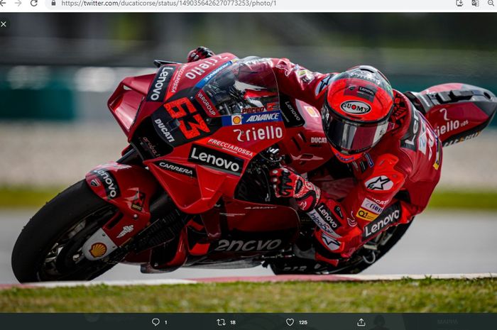 Pembalap Ducati Lenovo, Francesco Bagnaia, saat mengaspal pada sesi tes pramusim MotoGP 2022 di Sirkuit Sepang, Malaysia, 5-6 Februari 2022.