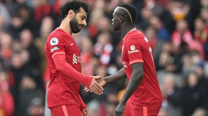 Striker Liverpool, Mohamed Salah, digantikan oleh Sadio Mane dalam laga Liga Inggris kontra Watford di Stadion Anfield, Sabtu (2/4/2022).